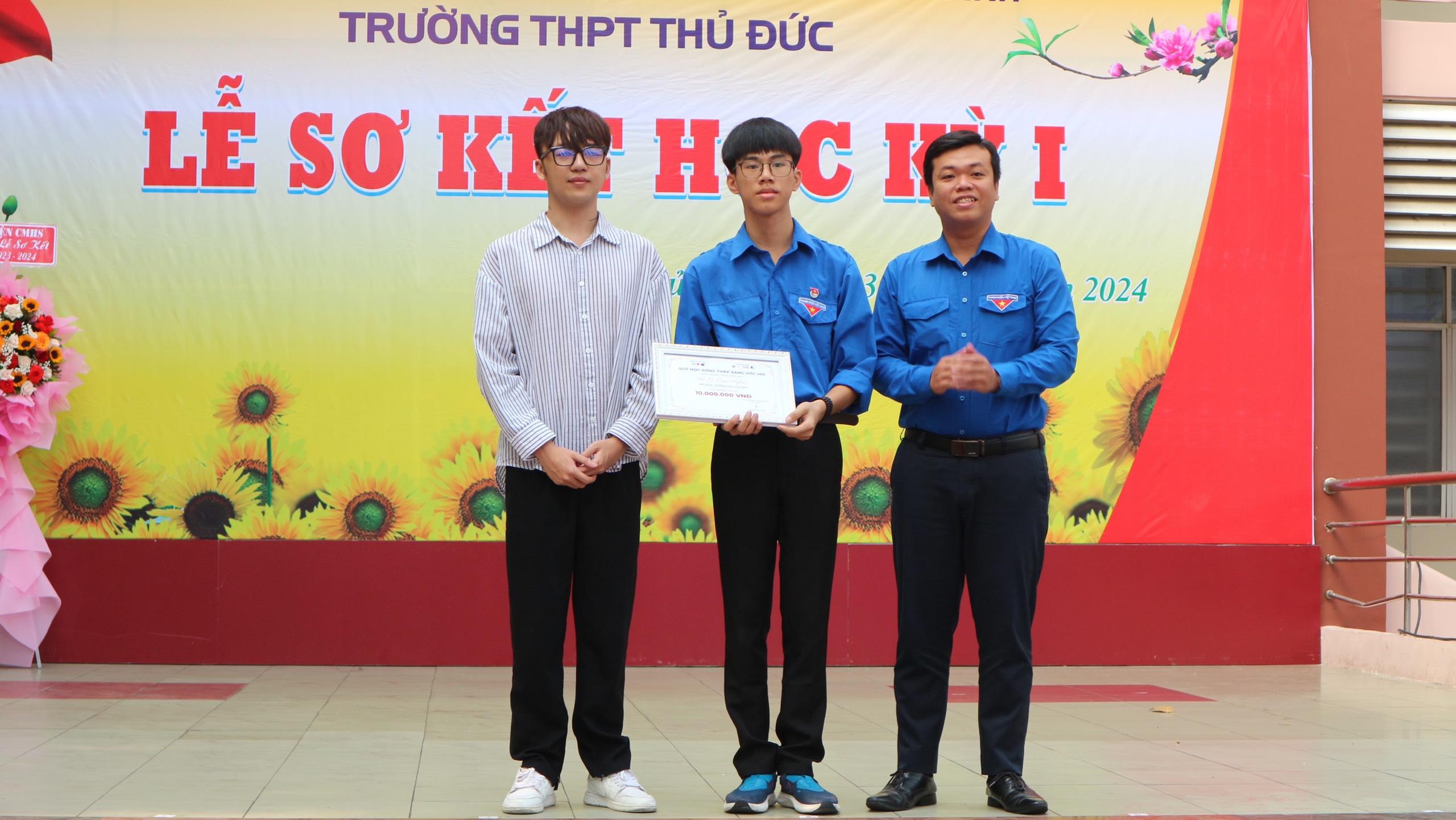 Hình ảnh hoạt động của CLB CLB THẮP SÁNG ƯỚC MƠ UEL với URL: https://edus3.leaderbook.com/prod/upload/img/662b7a03b00f2f0052869da1-z5070910886978_d671f423bc192bc096157ac98105ac70.jpg