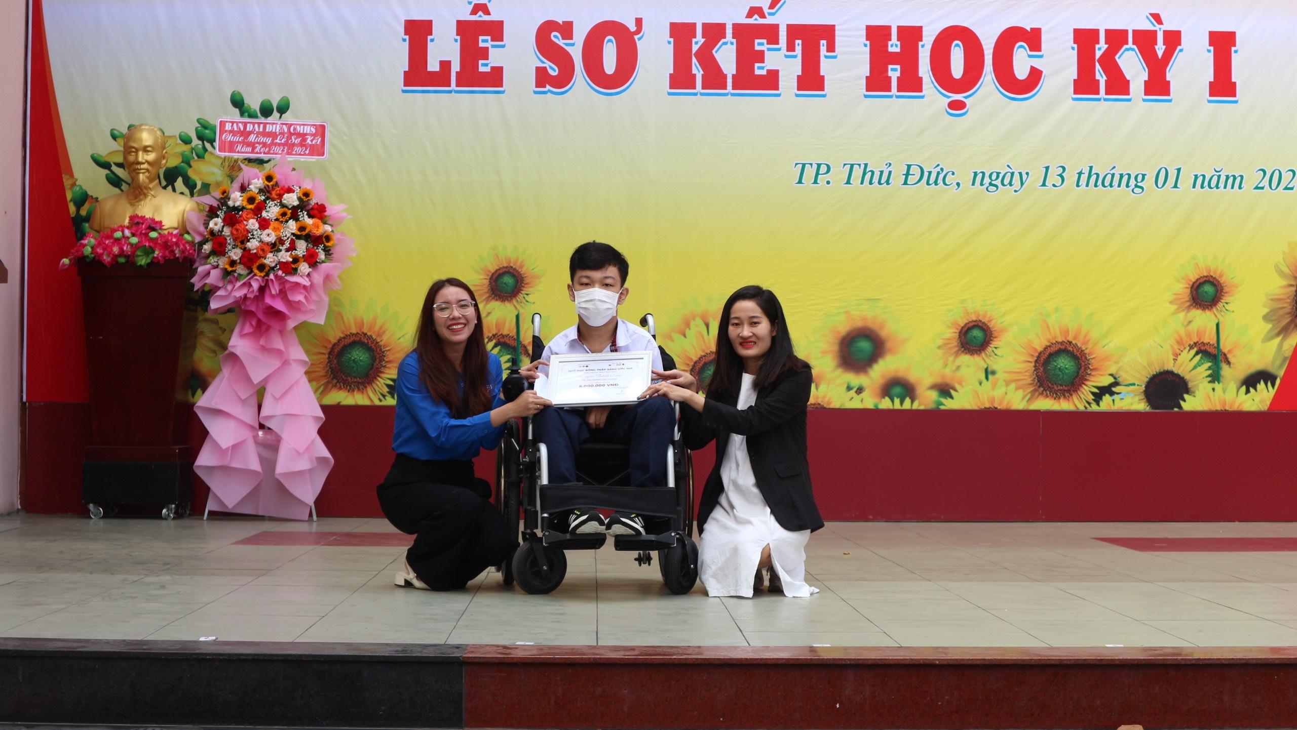 Hình ảnh hoạt động của CLB CLB THẮP SÁNG ƯỚC MƠ UEL với URL: https://edus3.leaderbook.com/prod/upload/img/662b7a03b00f2f0052869da1-z5070910886978_d671f423bc192bc096157ac98105ac70.jpg