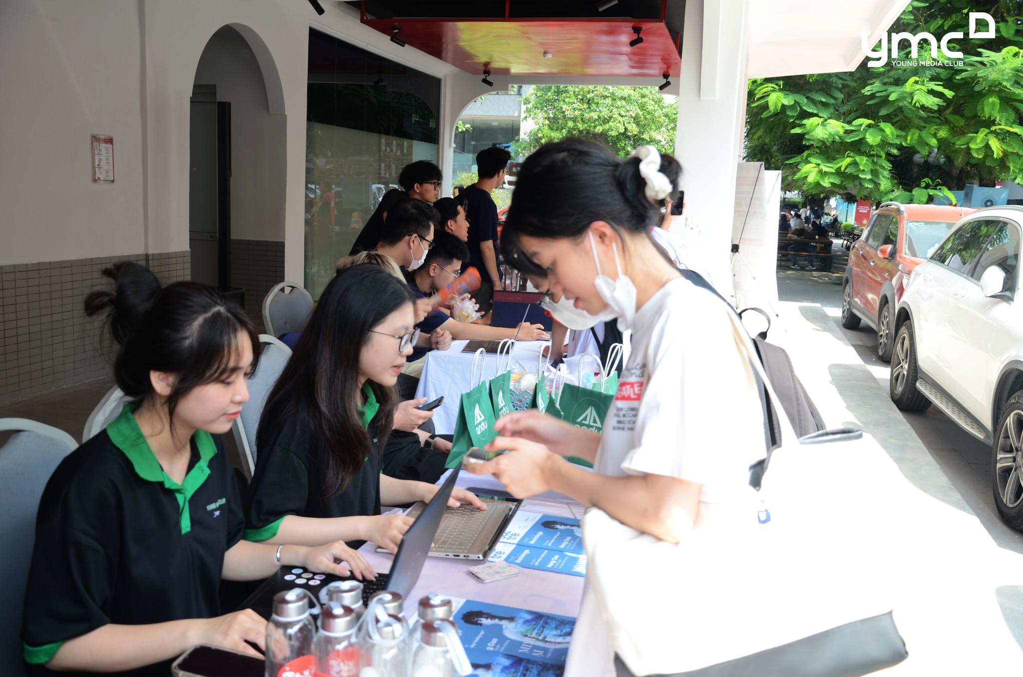 Hình ảnh hoạt động của CLB Young Media Club - CLB Truyền thông với URL: https://edus3.leaderbook.com/prod/upload/img/663366f5b6f0710051f47ed3-386320514_809304501195891_776509154367193745_n.jpg