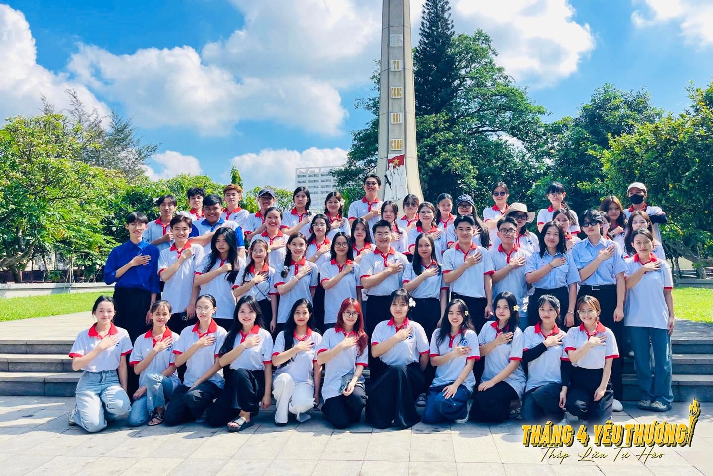 Hình ảnh hoạt động của CLB Lớp Truyền thông Văn hóa 12.1 (trường Đại học Văn hóa TP. Hồ Chí Minh) với URL: https://edus3.leaderbook.com/prod/upload/img/69463f0b921c6a005475f462-490349728_122234016458069958_1739798565456046021_n.jpg